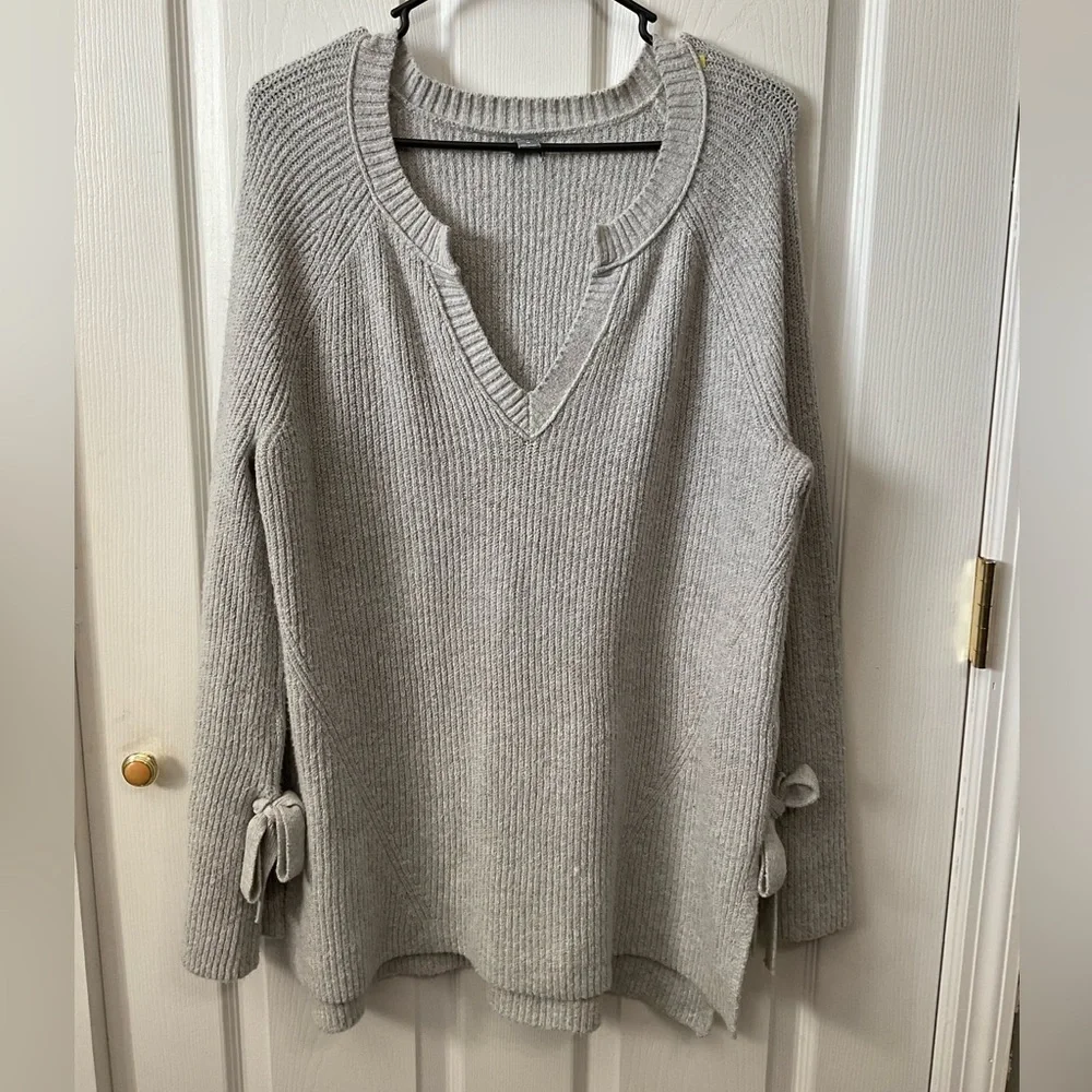 Aerie gray sweater. Long sleeve. Vneck. Size M.